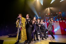 DAIGO（左）とコラボする超特急。