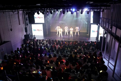 スノーホワイツのライブシーン。