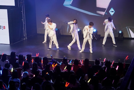 スノーホワイツのライブシーン。