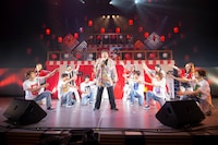 「まつり」を歌うコロッケ（中央）を盛り上げる超特急。