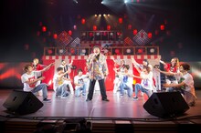 「まつり」を歌うコロッケ（中央）を盛り上げる超特急。