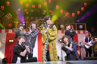 DAIGO（中央）と超特急。