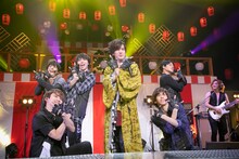 DAIGO（中央）と超特急。