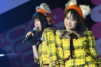 左から服部有菜、倉野尾成美。(c)AKS