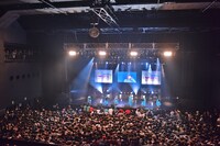 1曲通してヘッドバンギングするBiSHと観客。