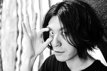 前野健太が撮影した志磨遼平。