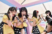 カメラに向かってアピールするはちみつロケットの華山志歩（左）と雨宮かのん（右）。