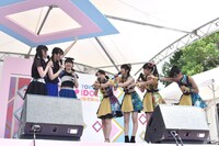 センターを譲り合うはちみつロケットとONEPIXCEL。