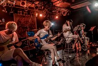 「カミツキ presents『噛みついて神ついて』」東京・TSUTAYA O-Crest公演の様子。（Photo by Shin Ishihara）