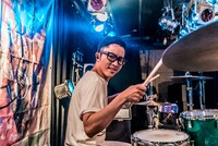 SHU→TA（Dr）（Photo by Shin Ishihara）