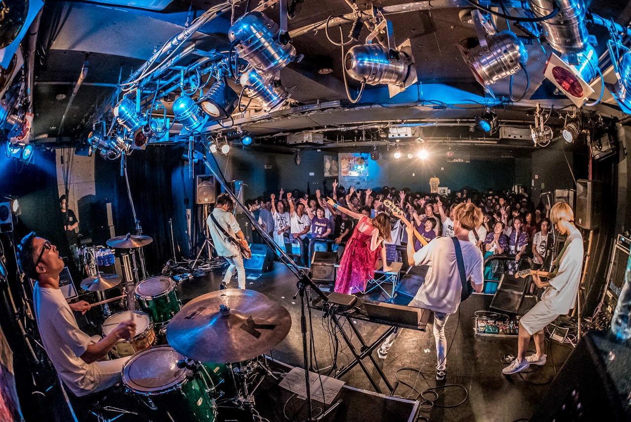 「カミツキ presents『噛みついて神ついて』」東京・TSUTAYA O-Crest公演の様子。（Photo by Shin Ishihara）