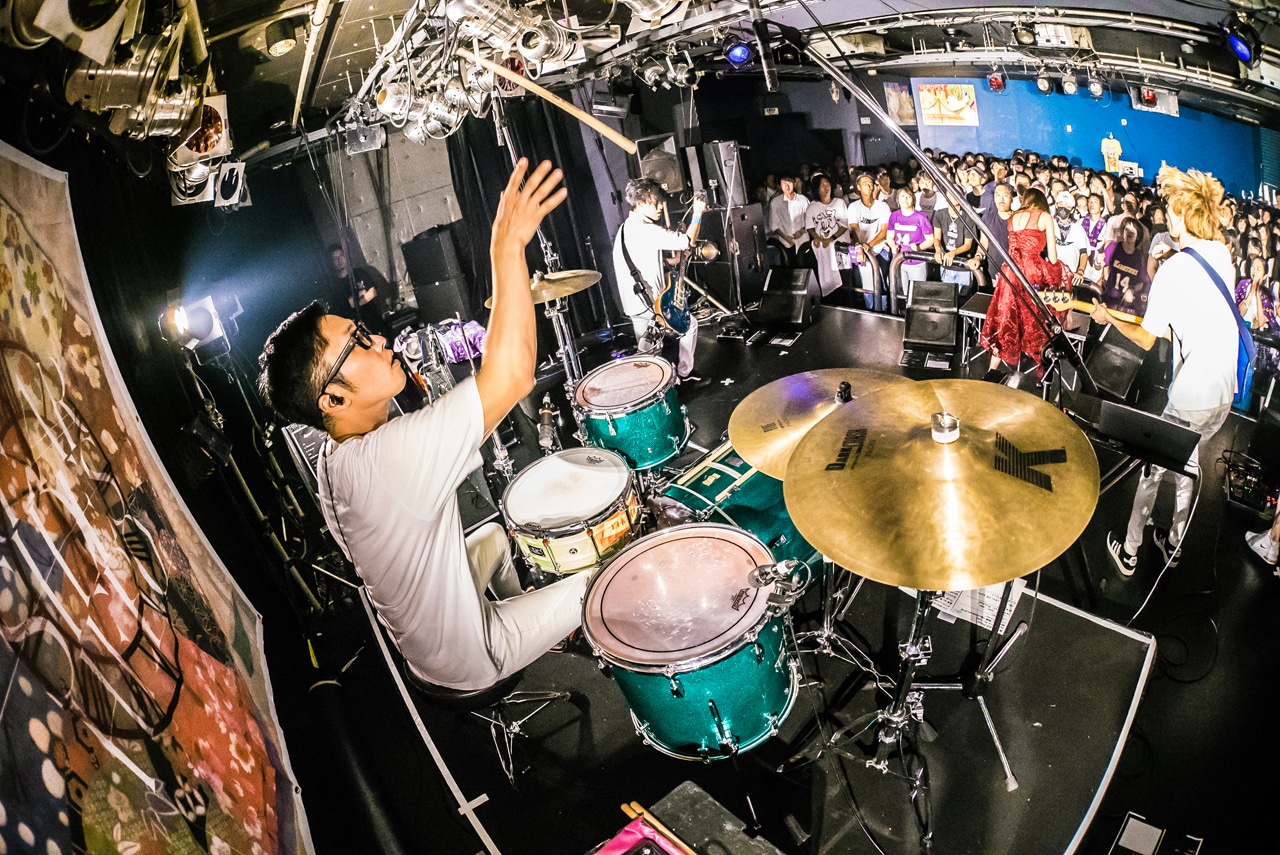 「カミツキ presents『噛みついて神ついて』」東京・TSUTAYA O-Crest公演の様子。（Photo by Shin Ishihara）