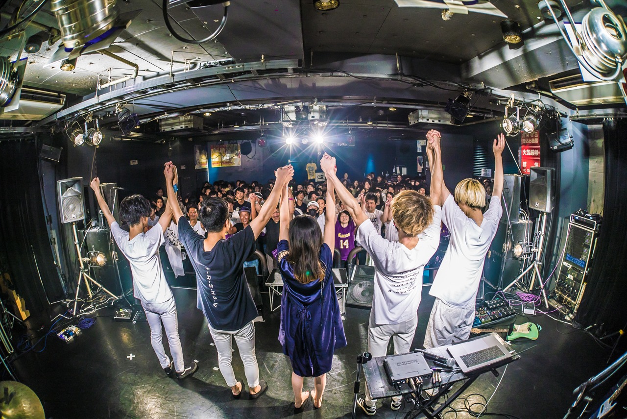 「カミツキ presents『噛みついて神ついて』」東京・TSUTAYA O-Crest公演の様子。（Photo by Shin Ishihara）