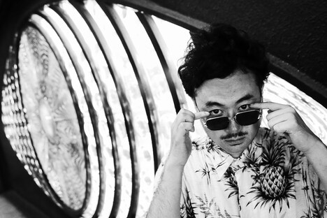 志磨遼平が撮影した前野健太。