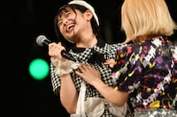 「サキドル エース SURVIVAL THE LIVE」でリンコスター（右 / 『インキーウップス』）に胸を揉みしだかれる西葉瑞希（左 / きゅい～ん'ズ）。