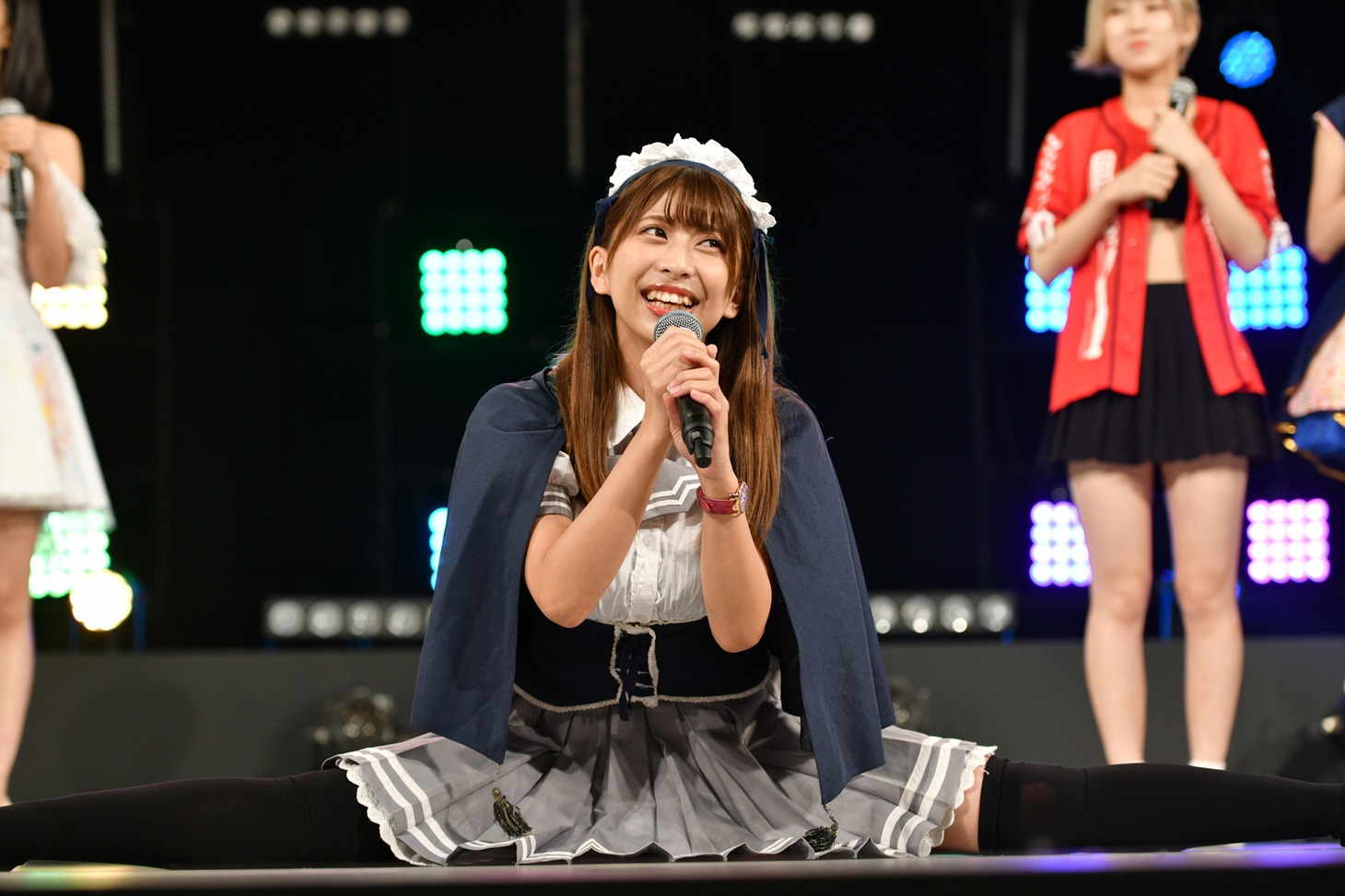 「サキドル エース SURVIVAL THE LIVE」で柔軟性をアピールするミイミ（純情のアフィリア）。