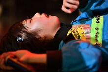 ステージに倒れこむあの（ゆるめるモ！）。