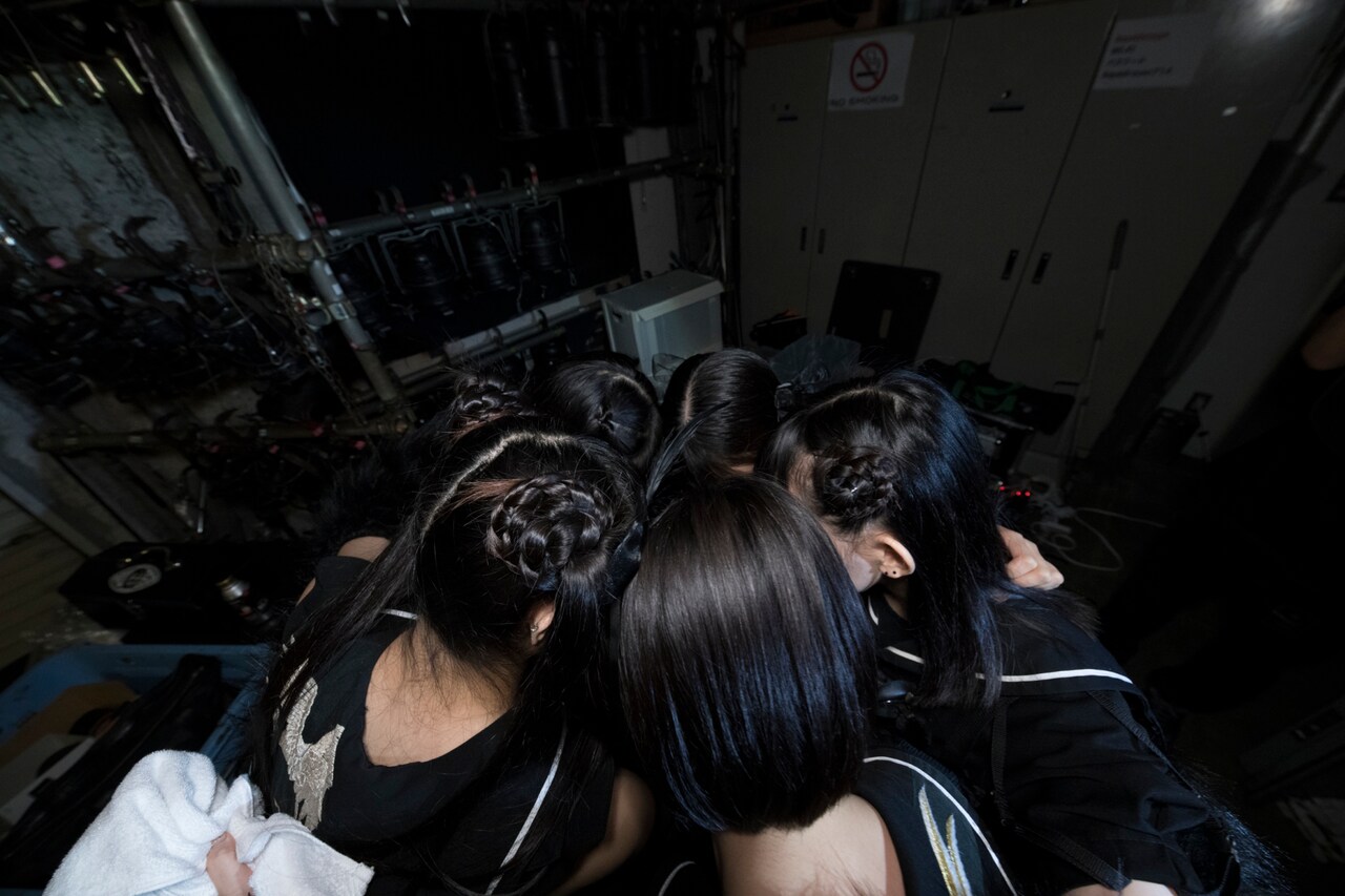 開演前に円陣を組んで士気を高める5人。（写真提供：AqbiRec）