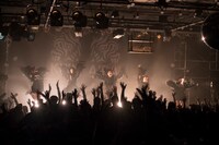 THERE THERE THERES「KHIMAIRA」の様子。（写真提供：AqbiRec）