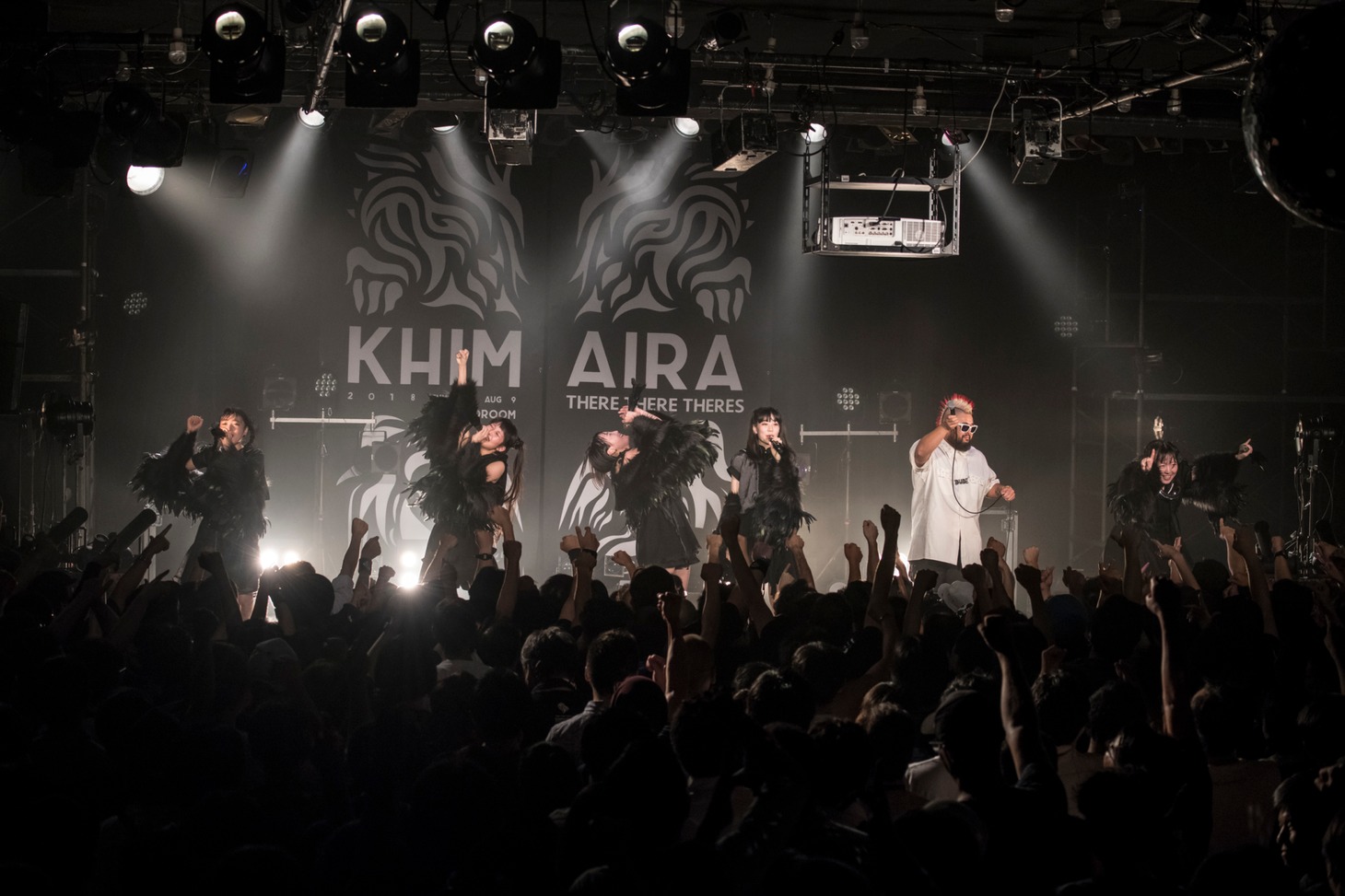 コール&レスポンスを行うTHERE THERE THERESとBUTCH。（写真提供：AqbiRec）