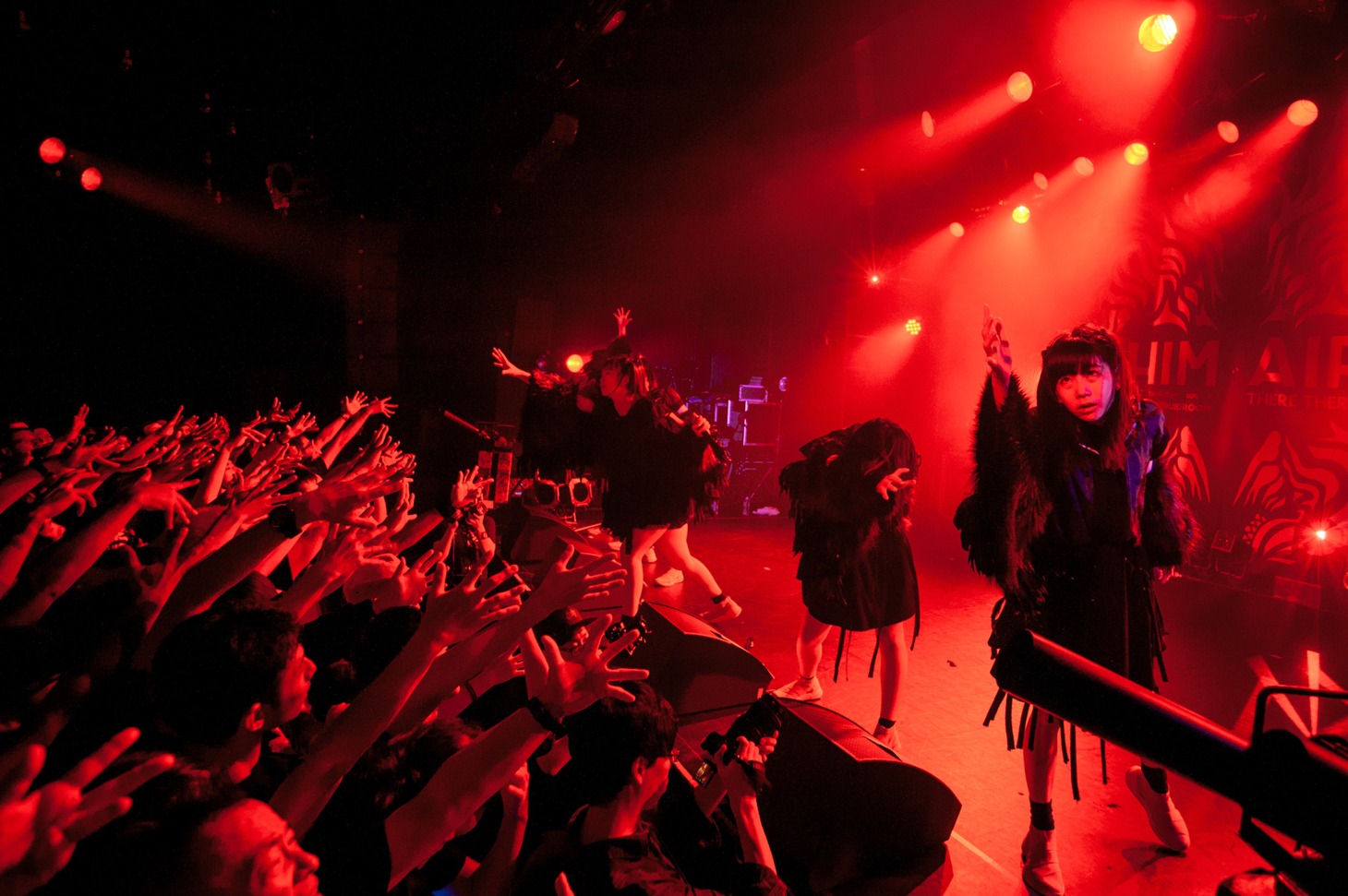 THERE THERE THERES「KHIMAIRA」の様子。（写真提供：AqbiRec）