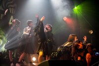 THERE THERE THERES「KHIMAIRA」の様子。（写真提供：AqbiRec）