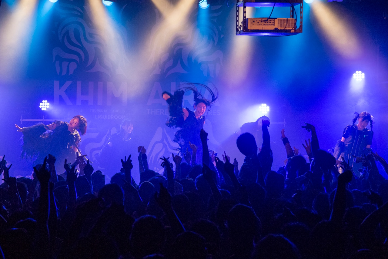 THERE THERE THERES「KHIMAIRA」の様子。（写真提供：AqbiRec）