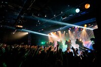 THERE THERE THERES「KHIMAIRA」の様子。（写真提供：AqbiRec）