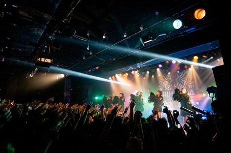 THERE THERE THERES「KHIMAIRA」の様子。（写真提供：AqbiRec）