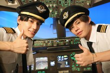 ユースケ機長とカイ副操縦士。