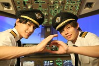 ユースケ機長とカイ副操縦士。