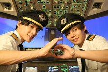 ユースケ機長とカイ副操縦士。