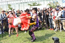 MAOに飛び蹴りをかます伊藤麻希。