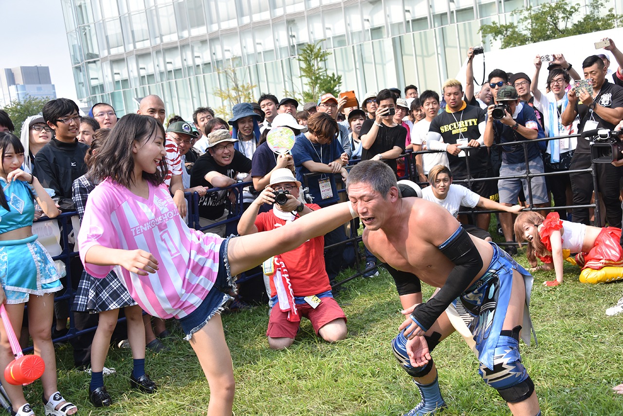 大石真翔に蹴りを入れる塩川莉世（転校少女*）。