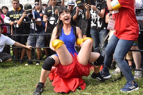 伊藤麻希に逆エビ固めを決める我妻桃実（ハコイリ▽ムスメ）。