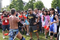 アイドルと自撮りを撮ろうとする大石真翔を制止するBONDS。