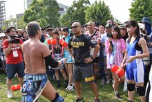 アイドルと自撮りを撮ろうとする大石真翔を制止するBONDS。