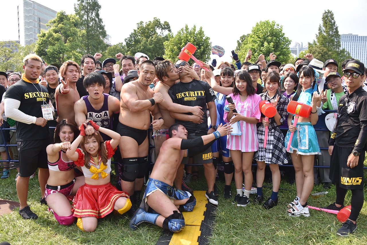 「DDT 路上プロレス in TIF2018」の様子。