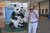 和歌山・アドベンチャーワールドの前で記念撮影するRG。