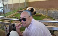 ジャイアントパンダの桃浜とツーショット撮影するRG。