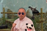 ジャイアントパンダの永明と記念撮影するRG。