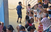 イルカショーで豪快に水を浴びるRG。