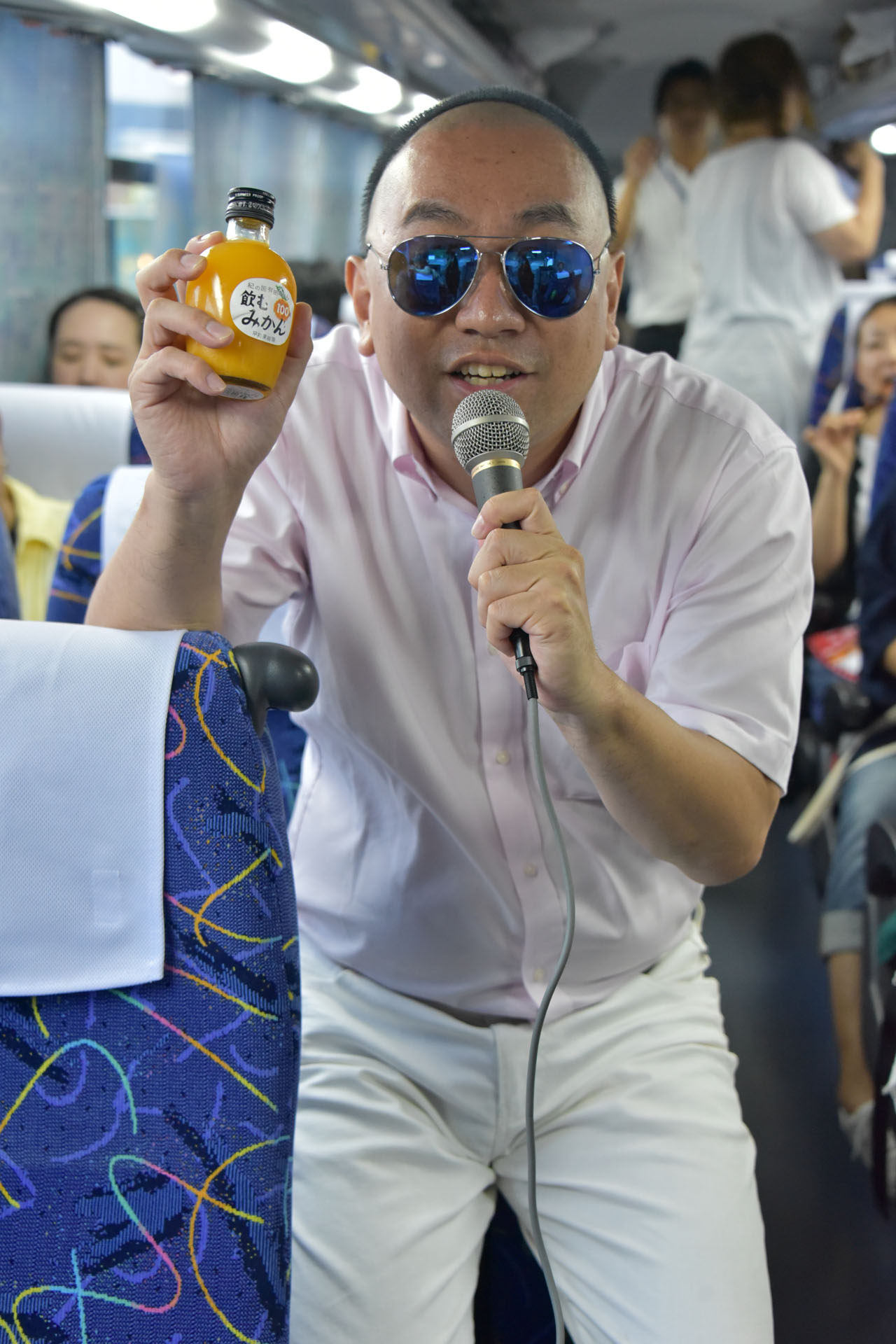 道の駅で購入したものを「いただきます」に乗せて歌うRG。
