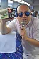 道の駅で購入したものを「いただきます」に乗せて歌うRG。