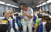 道の駅で購入したものを「いただきます」に乗せて歌うRG。