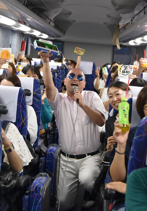 道の駅で購入したものを「いただきます」に乗せて歌うRG。