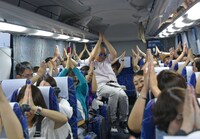 参加者全員で「いただきます」のポーズ。