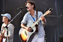 左からHYの許田信介、新里英之。