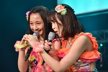 左からNMB48の山本彩加、植村梓。