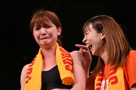 「アームレスリング大会 powerd by TOWER RECORDS ザ・感謝祭」に出演したアップアップガールズ（仮）の森咲樹（左）と元アイドリング!!!の酒井瞳（右）。